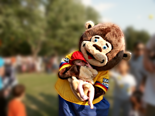 [B&auml;r mit Jessica mit verschwommenem Hintergrund]